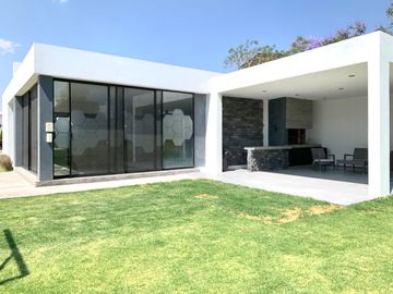 CASA CON RECÁMARA EN PLANTA BAJA LOMAS DE ANGELÓPÓLIS CLÚSTER CON ALBERCA