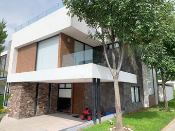 CASA CON RECÁMARA EN PLANTA BAJA LOMAS DE ANGELÓPÓLIS CLÚSTER CON ALBERCA