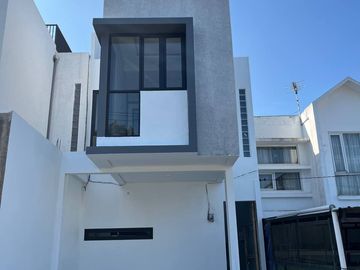 Rumah Baru Plus Rooftop !5 Menit Ke Pemkot Cimahi di Sayap Permana