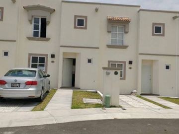 SUPER Oportunidad CASA única EN VENTA, en Privada Brescia 3rec, 2.5Baños, seguridad, sobre Avenida Constituyentes