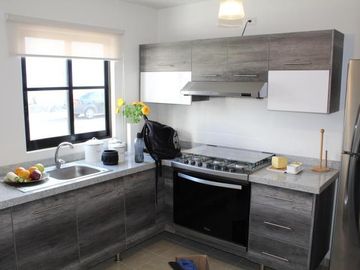 SUPER Oportunidad CASA única EN VENTA, en Privada Brescia 3rec, 2.5Baños, seguridad, sobre Avenida Constituyentes