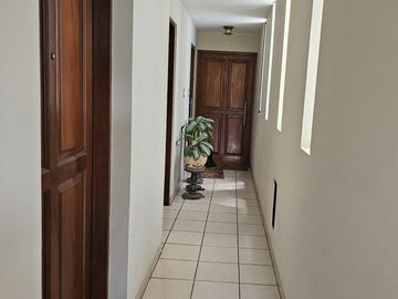 VENDO BELLO  DEPARTAMENTO EN SURCO. AV. LA ENCALADA CDRA 11 (MONTERRICO)