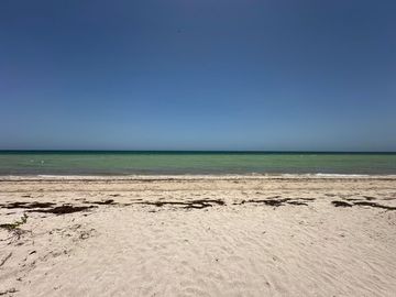 Casa en venta en Telchac Puerto con club de playa y amenidades privadas