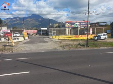 Terreno con casa de venta en Atuntaqui, al filo de la panamericana