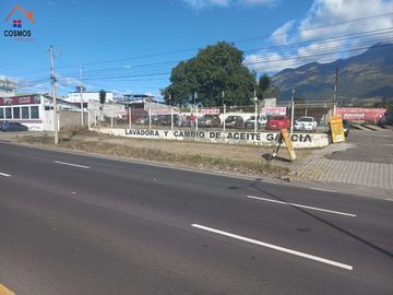 Terreno con casa de venta en Atuntaqui, al filo de la panamericana