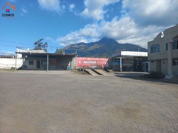 Terreno con casa de venta en Atuntaqui, al filo de la panamericana