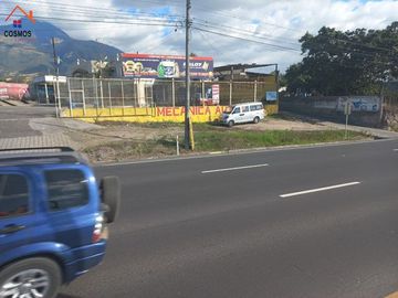 Terreno con casa de venta en Atuntaqui, al filo de la panamericana