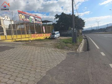 Terreno con casa de venta en Atuntaqui, al filo de la panamericana