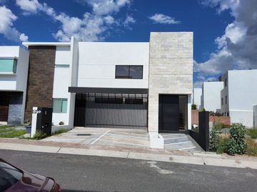 Venta de casa con 3 recamaras en Condesa Juriquilla Querétaro