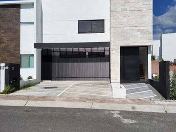 Venta de casa con 3 recamaras en Condesa Juriquilla Querétaro