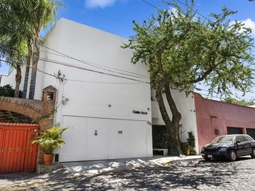 Impresionante propiedad para familia grande/negocio en el corazón de Ajijic!