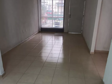 HERMOSA CASA DE DOS PISOS CERCA DE VÍAS DE COMUNICACIÓN, PARQUES Y BODEGA AURRERA.