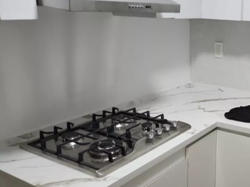 HERMOSA CASA DE DOS PISOS CERCA DE VÍAS DE COMUNICACIÓN, PARQUES Y BODEGA AURRERA.