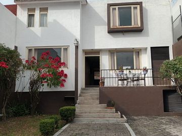 CASA CON ENORME JARDÍN