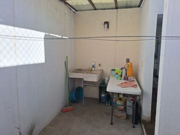 CASA CON ENORME JARDÍN