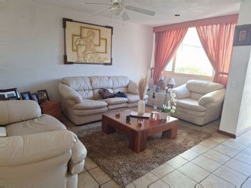 CASA CON ENORME JARDÍN