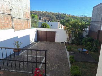 CASA CON ENORME JARDÍN