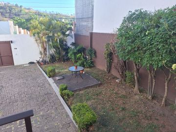 CASA CON ENORME JARDÍN