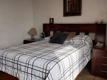 CASA CON ENORME JARDÍN