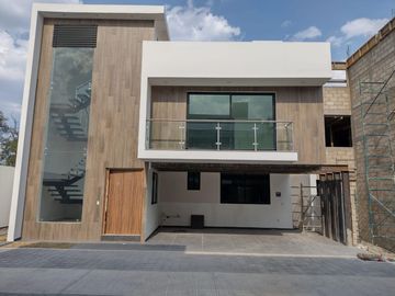 CASA EN VENTA CON SALA DE DOBLE ALTURA EN METEPEC EN LA COLONIA LAZARO CARDENAS