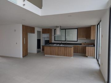 CASA EN VENTA CON SALA DE DOBLE ALTURA EN METEPEC EN LA COLONIA LAZARO CARDENAS