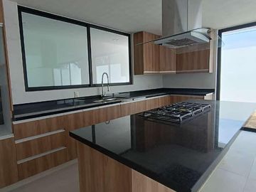 CASA EN VENTA CON SALA DE DOBLE ALTURA EN METEPEC EN LA COLONIA LAZARO CARDENAS