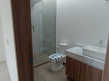 CASA EN VENTA CON SALA DE DOBLE ALTURA EN METEPEC EN LA COLONIA LAZARO CARDENAS