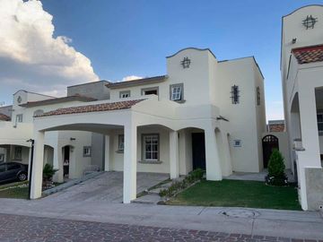 VENDO CASA EN CONDOMINIO VILLA CAPRI CUMBRES DEL LAGO JURIQUILLA