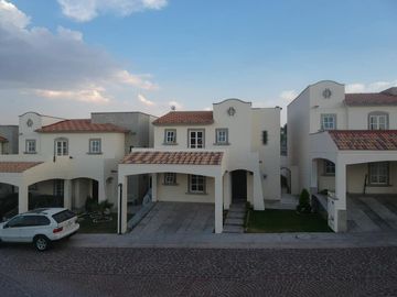 VENDO CASA EN CONDOMINIO VILLA CAPRI CUMBRES DEL LAGO JURIQUILLA
