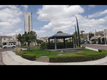 VENDO CASA EN CONDOMINIO VILLA CAPRI CUMBRES DEL LAGO JURIQUILLA