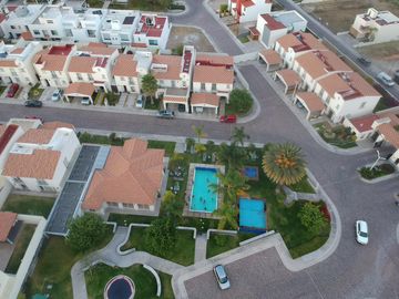 VENDO CASA EN CONDOMINIO VILLA CAPRI CUMBRES DEL LAGO JURIQUILLA