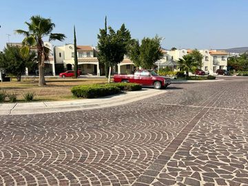 VENDO CASA EN CONDOMINIO VILLA CAPRI CUMBRES DEL LAGO JURIQUILLA