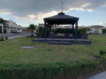 VENDO CASA EN CONDOMINIO VILLA CAPRI CUMBRES DEL LAGO JURIQUILLA