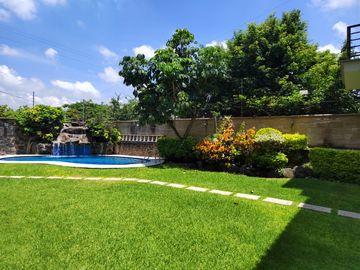 CASA EN VENTA FRACCIONAMIENTO BRISAS DE CUERNAVACA CON ALBERCA Y JARDIN