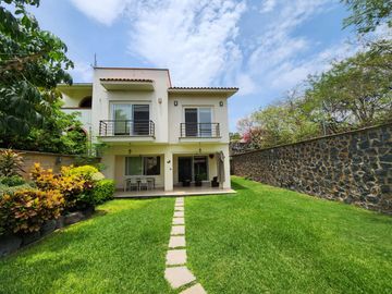 CASA EN VENTA FRACCIONAMIENTO BRISAS DE CUERNAVACA CON ALBERCA Y JARDIN