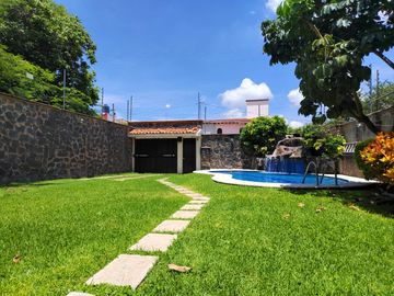 CASA EN VENTA FRACCIONAMIENTO BRISAS DE CUERNAVACA CON ALBERCA Y JARDIN