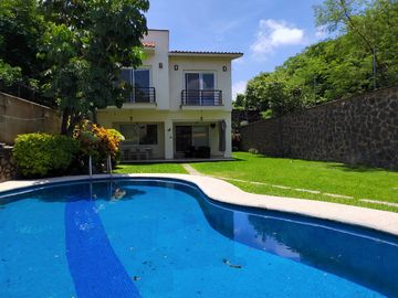 CASA EN VENTA FRACCIONAMIENTO BRISAS DE CUERNAVACA CON ALBERCA Y JARDIN