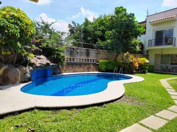 CASA EN VENTA FRACCIONAMIENTO BRISAS DE CUERNAVACA CON ALBERCA Y JARDIN