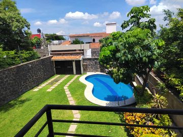 CASA EN VENTA FRACCIONAMIENTO BRISAS DE CUERNAVACA CON ALBERCA Y JARDIN