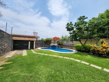 CASA EN VENTA FRACCIONAMIENTO BRISAS DE CUERNAVACA CON ALBERCA Y JARDIN