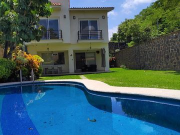CASA EN VENTA FRACCIONAMIENTO BRISAS DE CUERNAVACA CON ALBERCA Y JARDIN