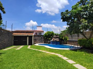 CASA EN VENTA FRACCIONAMIENTO BRISAS DE CUERNAVACA CON ALBERCA Y JARDIN