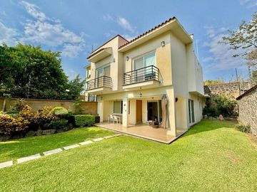 CASA EN VENTA FRACCIONAMIENTO BRISAS DE CUERNAVACA CON ALBERCA Y JARDIN
