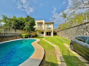 CASA EN VENTA FRACCIONAMIENTO BRISAS DE CUERNAVACA CON ALBERCA Y JARDIN