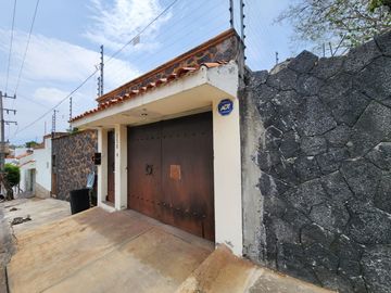 CASA EN VENTA FRACCIONAMIENTO BRISAS DE CUERNAVACA CON ALBERCA Y JARDIN