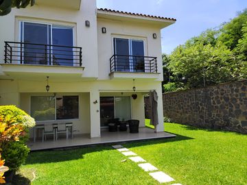CASA EN VENTA FRACCIONAMIENTO BRISAS DE CUERNAVACA CON ALBERCA Y JARDIN