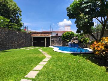 CASA EN VENTA FRACCIONAMIENTO BRISAS DE CUERNAVACA CON ALBERCA Y JARDIN