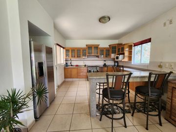 CASA EN VENTA FRACCIONAMIENTO BRISAS DE CUERNAVACA CON ALBERCA Y JARDIN