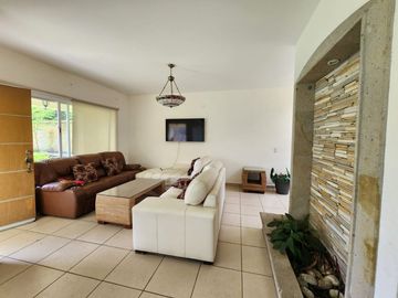 CASA EN VENTA FRACCIONAMIENTO BRISAS DE CUERNAVACA CON ALBERCA Y JARDIN