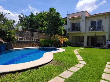 CASA EN VENTA FRACCIONAMIENTO BRISAS DE CUERNAVACA CON ALBERCA Y JARDIN